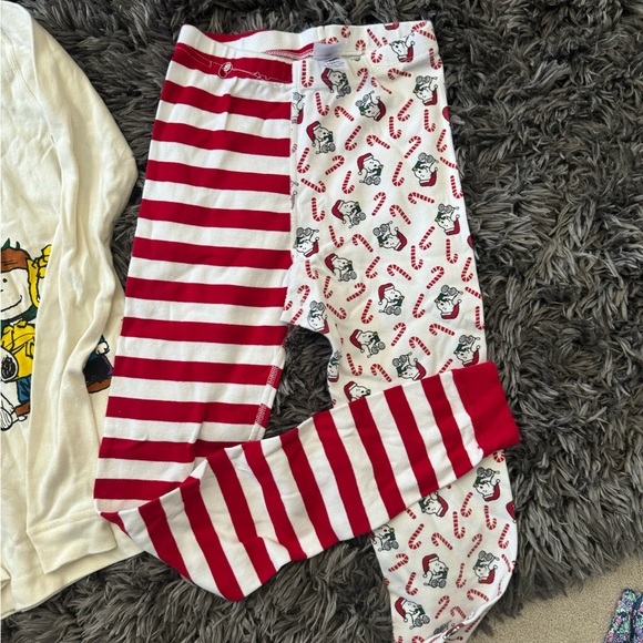 Like new Hanna Andersson Christmas Charlie Brown pajama set retails 65.00 - Picture 3 of 4